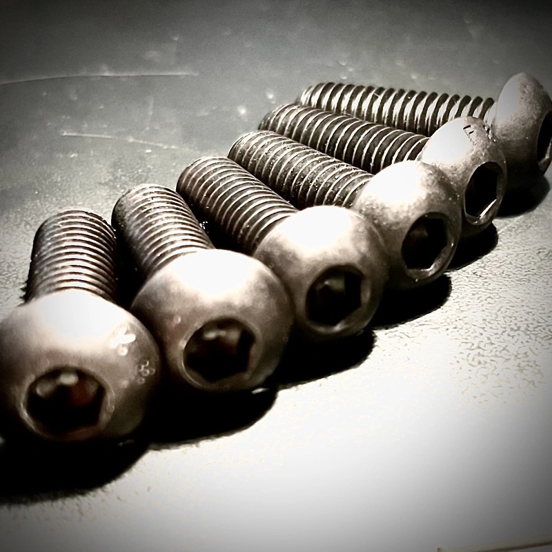 UNC No. 10/ 24 Socket Screw Button High Tensile 10.9 Self-Colour